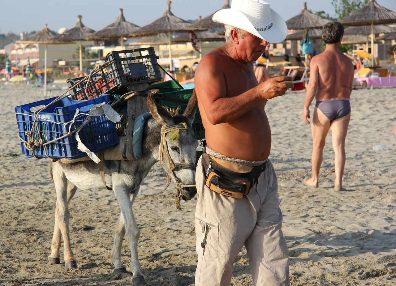 Couple sur une plage albanaise avec vue sur la mer Ionienne