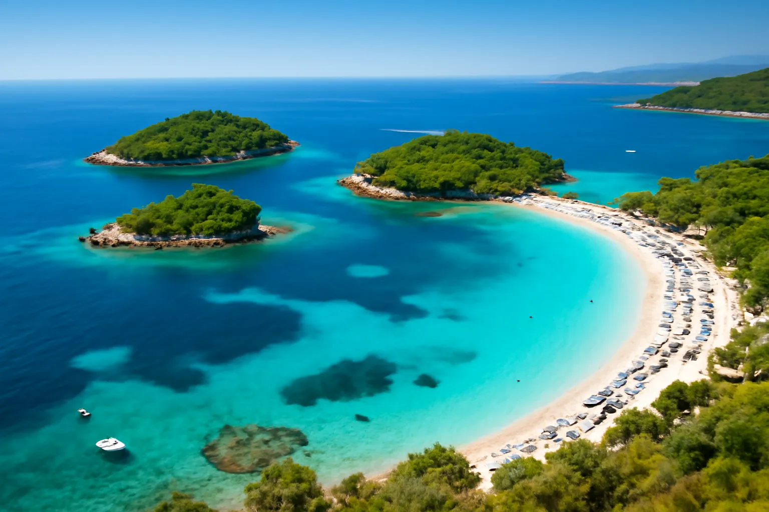 Plage de Ksamil en Albanie avec ses eaux turquoise et ses ilots