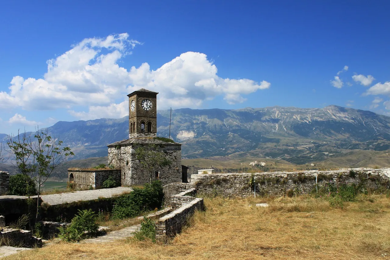 Paysage d'Albanie entre montagnes et mer
